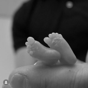 Voetjes overleden dochter Jill zwangerschapsafbreking na 13 weken echo verhaal in podcast taboe doorbreken rondom miskramen en stilgeboorte van Gina Spierenburg miskraambegeleiding
